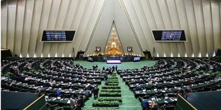 הפרלמנט האיראני. צילום מסך מיוטיוב המטבע האיראני בצלילה: הפרלמנט מנסה להדיח את שר הכלכלה