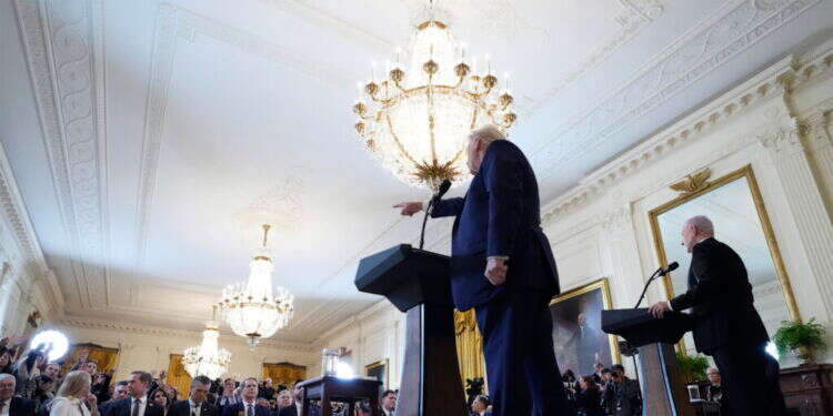 כאן ועכשיו או חזון והלם. נתניהו וטראמפ במסיבת העיתונאים, השבוע. צילום: איי.פי מאות אלפי עזתים רוצים לעזוב – אבל לא בטוח שזה יקרה