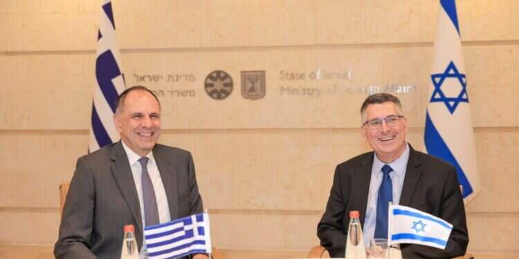 "צריך לחזור לנורמליות": גדעון סער נפגש עם שר החוץ היווני