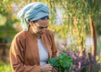 הלוחשת לצמחים: אסתר לחמן מפיחה חיים באדמות עוטף עזה