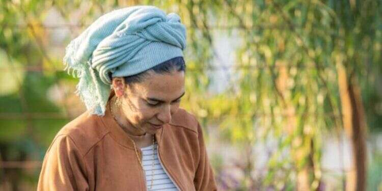 אסתר לחמן. צלמת: רחל בן נון הלוחשת לצמחים: אסתר לחמן מפיחה חיים באדמות עוטף עזה