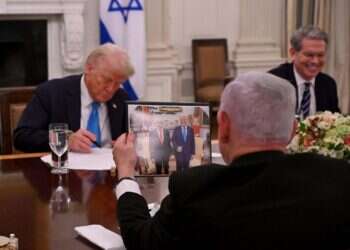 נתניהו אוחז בתמונה שקיבל מטראמפ ועליה נכתב  נתניהו אוחז בתמונה שקיבל מטראמפ ועליה נכתב "לביבי - מנהיג גדול". צילום: אבי אוחיון, לע"מ