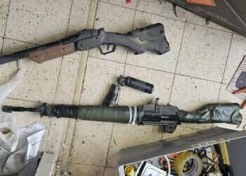 ממצאים מדירת הזוג. צילום: דוברות המשטרה כלי נשק, מחסניות ורימונים: זוג בראשל"צ נעצר בגין פעילות אנטי-ישראלית