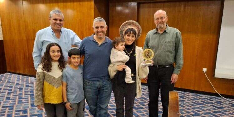 רעות בן חיים, פעילת צו 9, מקבלת את הפרס. צילום: דוברות חוג הפרופסורים לחוסן לאומי רעות בן חיים, פעילת צו 9, זכתה בפרס "חוסן לישראל"