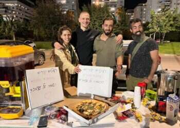 אנשי "צוות עורף" בפעילות למען משפחות המילואים