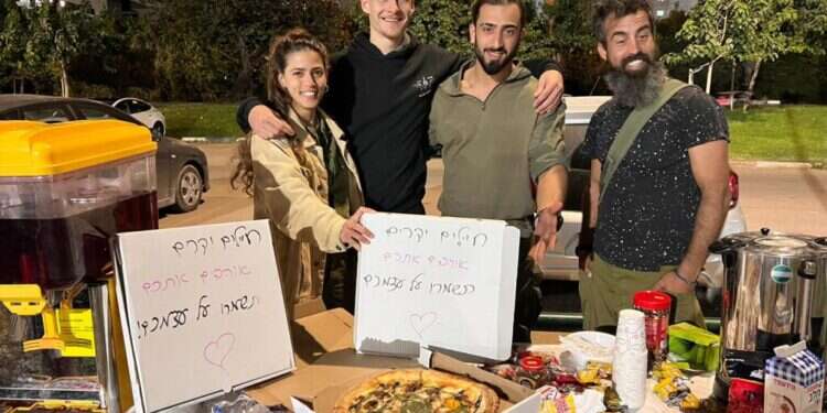 אנשי "צוות עורף" בפעילות למען משפחות המילואים