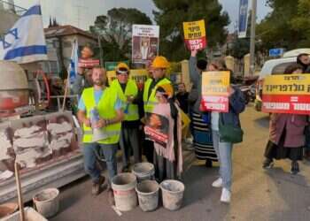"ערבב לנו את הטיח, יצחק": מיצג המחאה בזמן מינוי השופט עמית