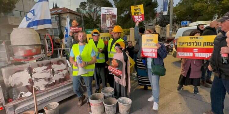 "ערבב לנו את הטיח, יצחק": מיצג המחאה בזמן מינוי השופט עמית