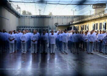 מחבלים בטרם שחרור, לבושים בחולצות "לא נשכח, לא נסלח", בשבוע שעבר. צילום: שירות בתי הסוהר