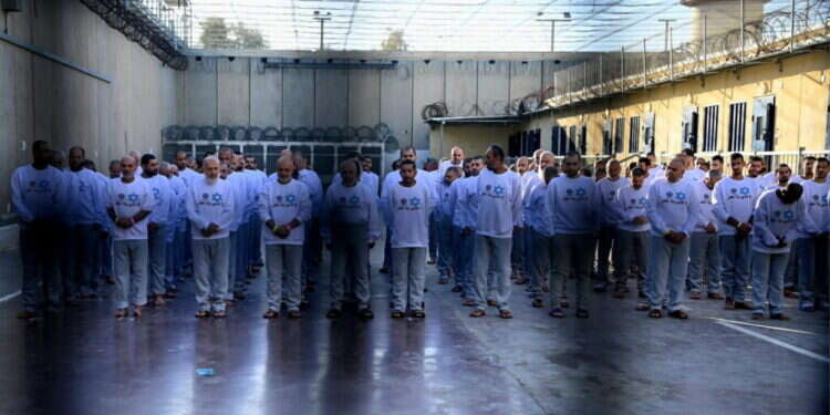 מחבלים בטרם שחרור, לבושים בחולצות "לא נשכח, לא נסלח", בשבוע שעבר. צילום: שירות בתי הסוהר