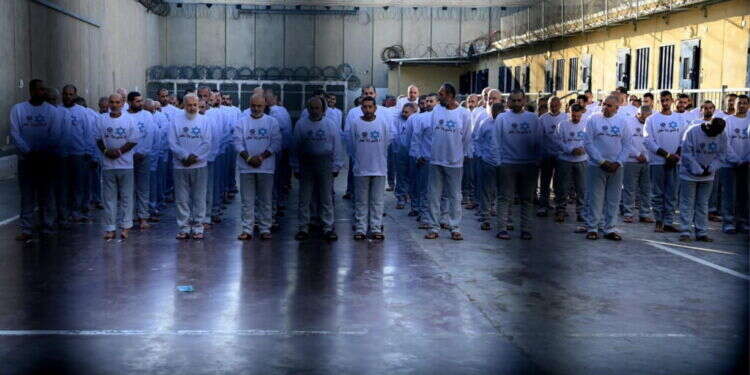 מחבלים ששוחררו בשלב א' בטרם השחרור, לבושים בחולצות  סיכום שלב א': 25 ישראלים חיים תמורת 2,000 מחבלים