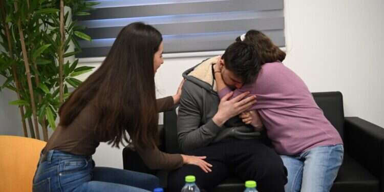 "ברוכים השבים הביתה": שלושה חטופים שוחררו בשבת בבוקר