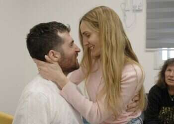 החטוף שגיא דקל־חן ואשתו אביטל, אחרי השחרור. צילום: יונתן זינדל, פלאש 90