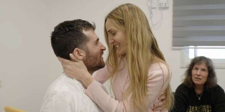 החטוף שגיא דקל־חן ואשתו אביטל, אחרי השחרור. צילום: יונתן זינדל, פלאש 90