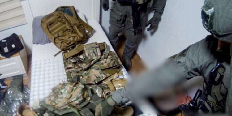 הציוד שנתפס איתו התכוונו החשודים לבצע פיגוע. צילום: דוברות המשטרה התכוננו ל"עימות צבאי" מול ישראל: שני ערבים-ישראלים נעצרו בצפון