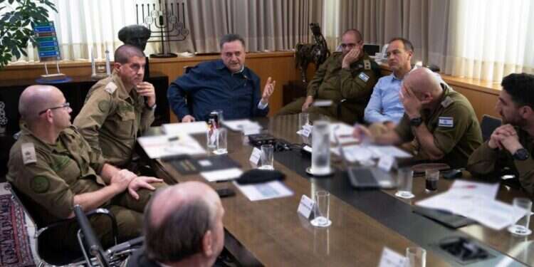 דיון במשרד הביטחון. צילום: אריאל חרמוני, משרד הביטחון דיון במשרד הביטחון. צילום: אריאל חרמוני, משרד הביטחון