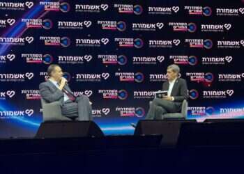 מיקי זוהר ויואב לימור. צילום: ועידת אשמורת "שיח על הגליה, שנציגות חמאס תלך למקומות אחרים בעולם"