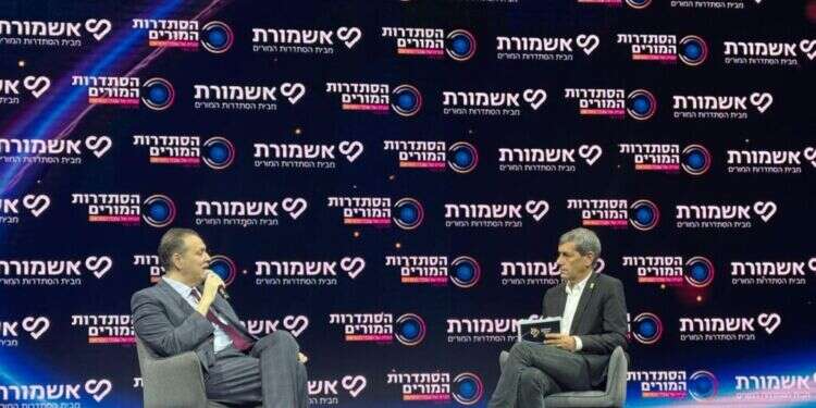 מיקי זוהר ויואב לימור. צילום: ועידת אשמורת "שיח על הגליה, שנציגות חמאס תלך למקומות אחרים בעולם"