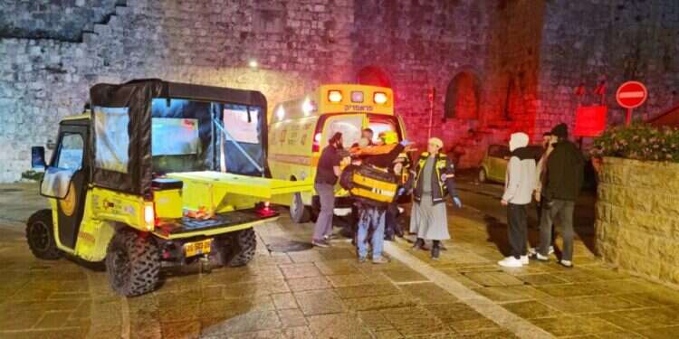 באמצעות גרזן: אישה כבת 50 הותקפה בעיר העתיקה בירושלים