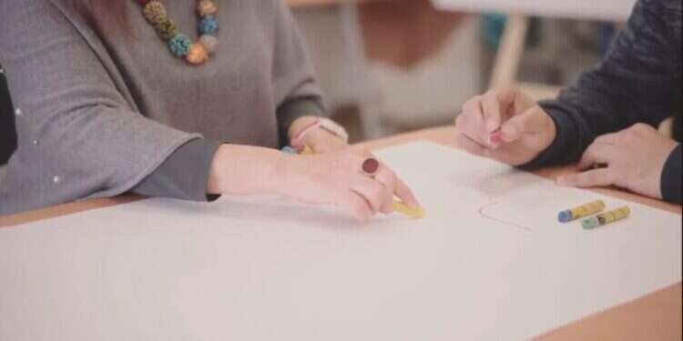 טיפול באומנות. קרדיט: יה יש פתרון מיידי למחסור החמור במטפלים במערך בריאות הנפש