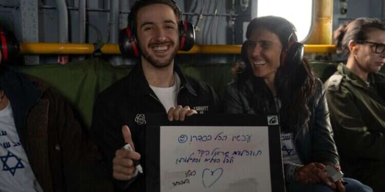 עומר שם טוב עם הוריו במסוק. דובר צה חמאס השיב בשבת שישה חטופים ואת ארונה של שירי ביבס