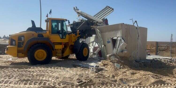 עבודת שיקום בחוף זיקים. צילום: דוברות והסברה חוף אשקלון