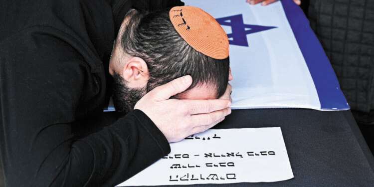 ירדן ביבס מעל הארון של שירי,
אריאל וכפיר. צילום: איתן אונר ירדן ביבס מעל הארון של שירי, אריאל וכפיר. צילום: איתן אונר