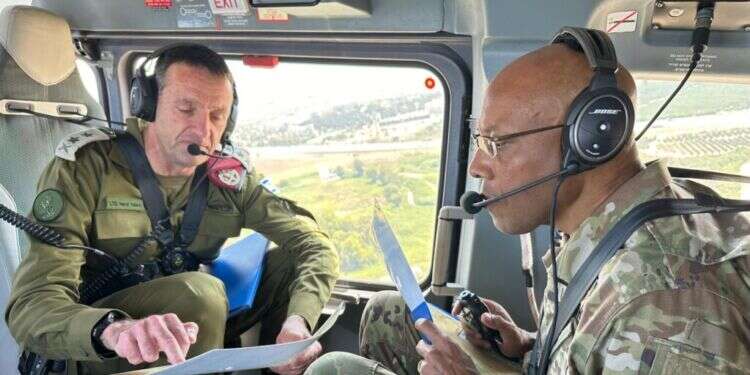 הגנרל צ'רלס בראון והרצי הלוי בקיץ האחרון. צילום: דובר צה