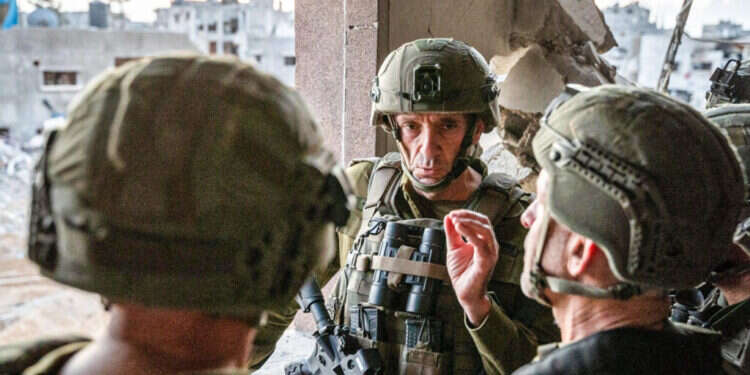 הרמטכ היה מפוקס וחד גם ב־7 באוקטובר. הרמטכ"ל הרצי הלוי עם ראש השב"כ רונן בר ואלוף ירון פינקלמן בתל א־סולטאן. צילום: דובר צה"ל