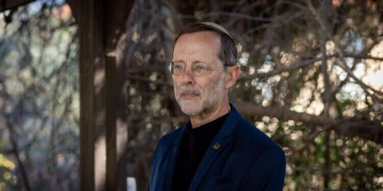 משה פייגלין בביתו בקרני־שומרון, השבוע. צילום: אריק סולטן