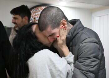 אור לוי במפגש המרגש עם בני משפחתו, עם הגעתו לבית החולים שיבא. צילום: חיים צח, לע שלושת החטופים ששוחררו משבי חמאס "נראים כניצולי שואה"