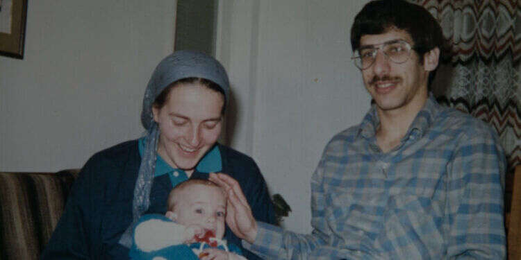 אורי אורבך עם משפחתו. צילום: מתוך האלבום המשפחתי "אבא מצחיק ואמא אומרת לסדר את החדר"