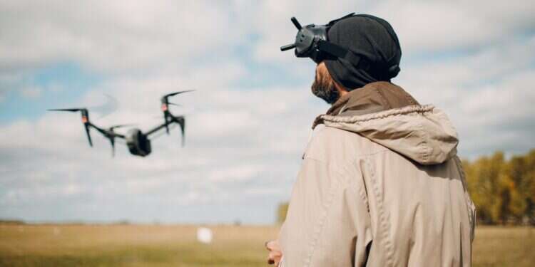 רחפן FPV. צילום: שאטרסטוק תם עידן האלתורים: משרד הביטחון ייצר רחפנים תוקפים ומתאבדים