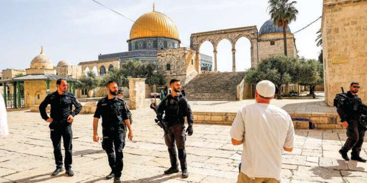 שוטרים בהר הבית.
צילום: נעמה שטרן שופטת השלום בלמה את הנוהל המשטרתי להרחקת יהודים מהר הבית