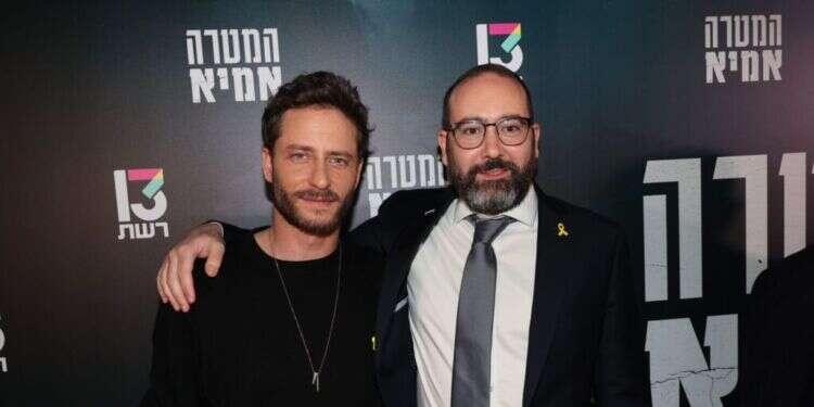 השחקן מיכאל אלוני (שמאל) ושגריר ארגנטינה בישראל, הרב שמעון אקסל ואחניש. צילום: רפי דלויה "פצע פתוח": הסדרה על פיגועי הענק נגד הקהילה היהודית בארגנטינה