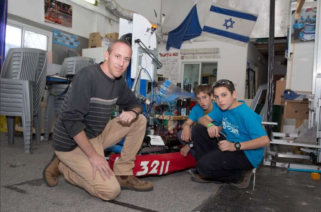 טרופר עם תלמידים בכיתת רובוטיקה בירוחם, 2015. צילום: יהודה פרץ