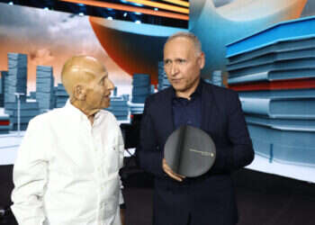 שגריר וסופר. יוסי אבני־לוי בטקס קבלת פרס ספיר, עם יו"ר מפעל הפיס אביגדור יצחקי. צילום: סיון פרג', באדיבות מפעל הפיס