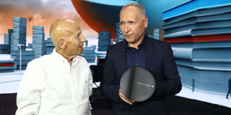 שגריר וסופר. יוסי אבני־לוי בטקס קבלת פרס ספיר, עם יו שגריר וסופר. יוסי אבני־לוי בטקס קבלת פרס ספיר, עם יו"ר מפעל הפיס אביגדור יצחקי. צילום: סיון פרג', באדיבות מפעל הפיס