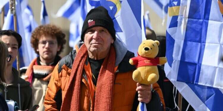 התכנסות בכיכר החטופים בזמן חזרת החללים. צילום:פאולינה פטימר "זה לא יום למחות ולהתווכח": התכנסות המונית בכיכר החטופים בתל אביב