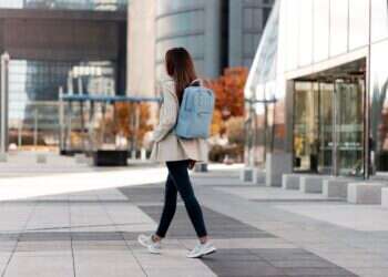 כל אחת סוחבת איתה תיק קטן: ששת הטרנדים החמים בעולם התיקים ל-2025