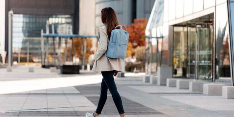 כל אחת סוחבת איתה תיק קטן: ששת הטרנדים החמים בעולם התיקים ל-2025