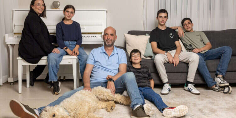 משפחת שחר. צילום: אבישג שאר-ישוב משפחת שחר. צילום: אבישג שאר-ישוב