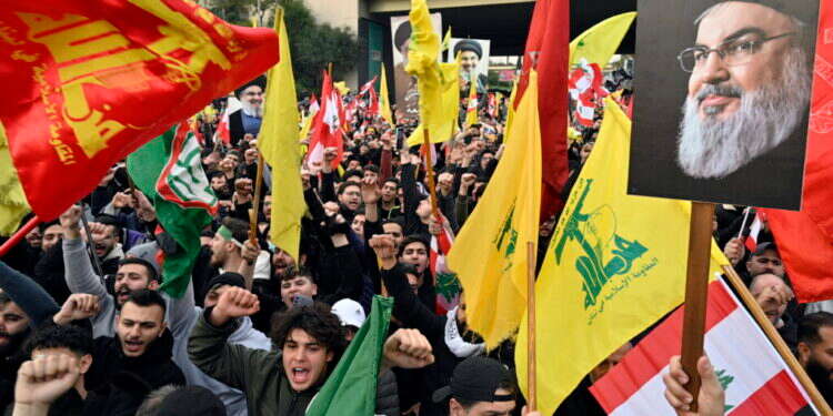 הפגנה של תומכי חיזבאללה ליד נמל התעופה של ביירות לפני הלווייתו של מזכ "מכלול מודיעין־מהלומה שיצר כוכבי הוא זה שהכריע את חיזבאללה". הפגנה של תומכי חיזבאללה ליד נמל התעופה של ביירות לפני הלווייתו של מזכ"ל הארגון. צילום: EPA