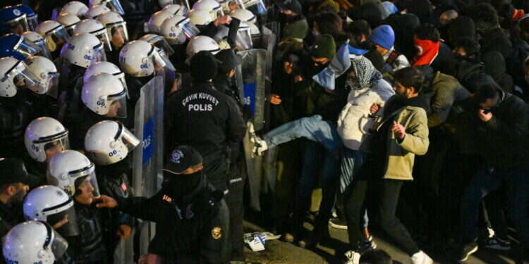 התנגשות בין משטרת טורקיה למפגינים בעקבות מעצר ראש עיריית איסטנבול. EPA/NECATI SAVAS אלפי מפגינים ועשרות עצורים בטורקיה בעקבות מעצר אימאמאולו