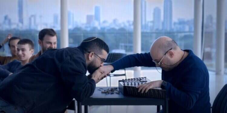 "ראיון מיוחד": הכלה של האחר או הנצחה של סטריאוטיפים?