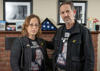 רונן ואורנה נאוטרה בביתם בלונג־איילנד, השבוע. צילום: שחר עזרן, ניו יורק רונן ואורנה נאוטרה בביתם בלונג־איילנד, השבוע. צילום: שחר עזרן, ניו יורק