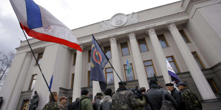 מחאת יוצאי צבא אוקראינה נגד סיפוח חצי האי קרים לרוסיה, מול מפקדת הפרלמנט האוקראיני, 2014. צילום: EPA מחאת יוצאי צבא אוקראינה נגד סיפוח חצי האי קרים לרוסיה, מול מפקדת הפרלמנט האוקראיני, 2014. צילום: EPA