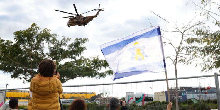 שחרור חטופים בתחילת חודש פברואר. צילום: AFP עם חפץ חיים אינו יכול להרשות לעצמו את הגישה התבוסתנית שמוכרים לנו