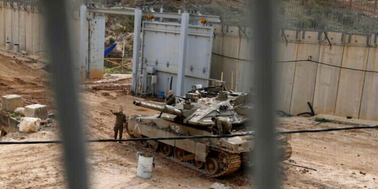 טנק ישראלי בסמוך לגבול הישראלי-לבנוני. צילום: AFP הגבול היבשתי, פינוי המוצבים ושחרור שבויים: החל המו"מ בין ישראל ללבנון