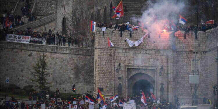 ההפגנות בסרביה נגד הממשלה. צילום: AFP פצצות עשן ואבוקות: 3 פוליטיקאים נפצעו במהומה בפרלמנט הסרבי